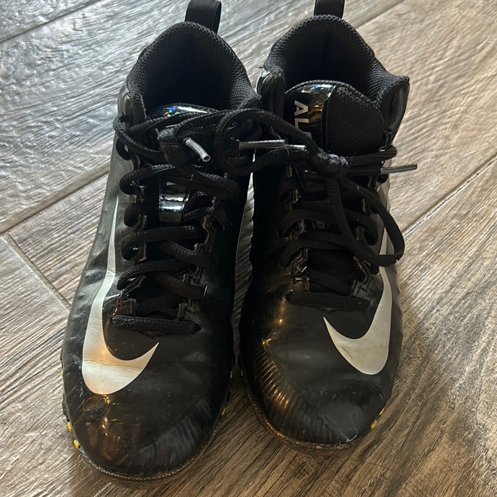Nike cleats used condition! The black is iridescent.